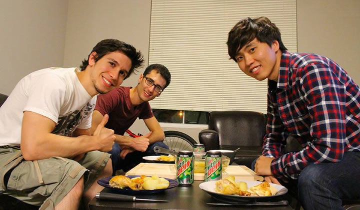 Etudier à l'étranger, c'est découvrir différentes cultures, mais aussi partager la sienne. La Corée du Sud, L'Espagne et la France réunis autour d'un repas en Californie. #cookingforfriends #studyingabroad