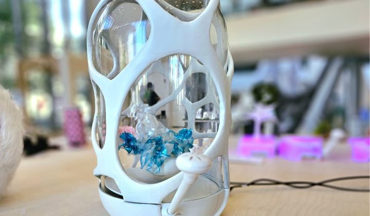 Xenoflora Olfacta : une fleur en bioplastique sensible à la présence humaine
